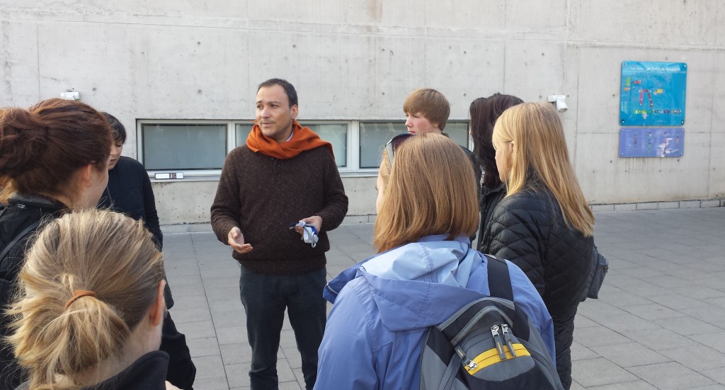 Dr. Alex Godoy speaks with UW students on the Universidad del Desarrollo campus.